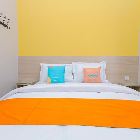 Sans Hotel Clover Ace Surabaya By Reddoorz Exterior foto