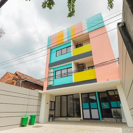 Sans Hotel Clover Ace Surabaya By Reddoorz Exterior foto