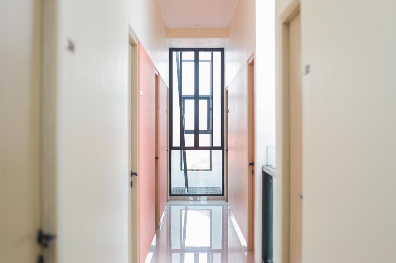 Sans Hotel Clover Ace Surabaya By Reddoorz Exterior foto