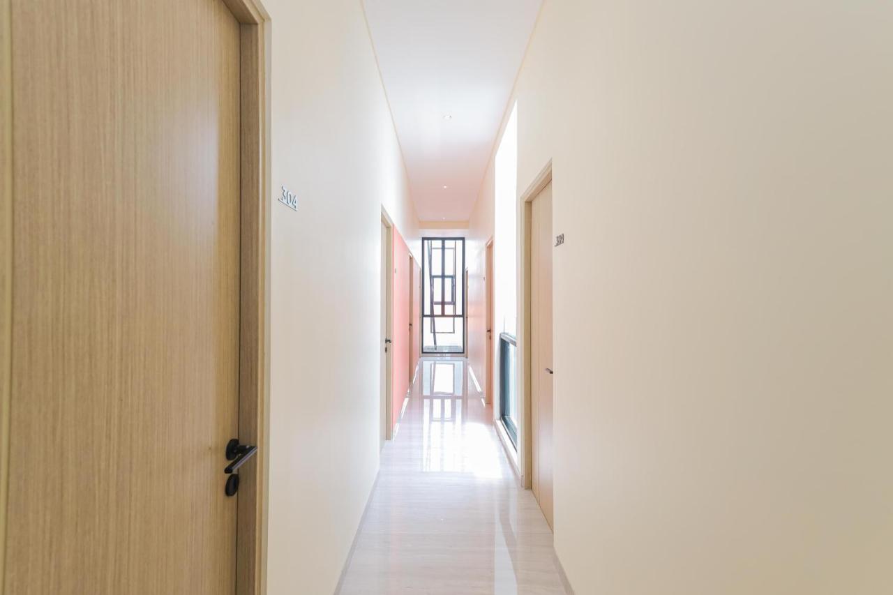 Sans Hotel Clover Ace Surabaya By Reddoorz Exterior foto