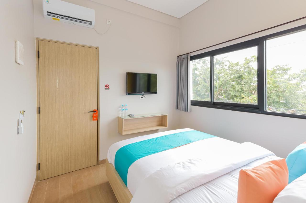 Sans Hotel Clover Ace Surabaya By Reddoorz Exterior foto