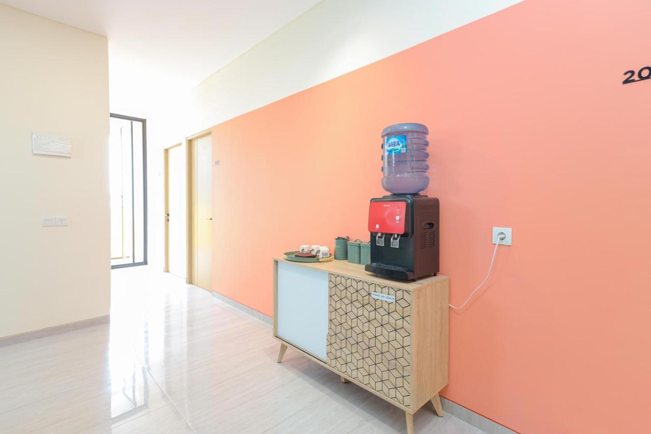 Sans Hotel Clover Ace Surabaya By Reddoorz Exterior foto