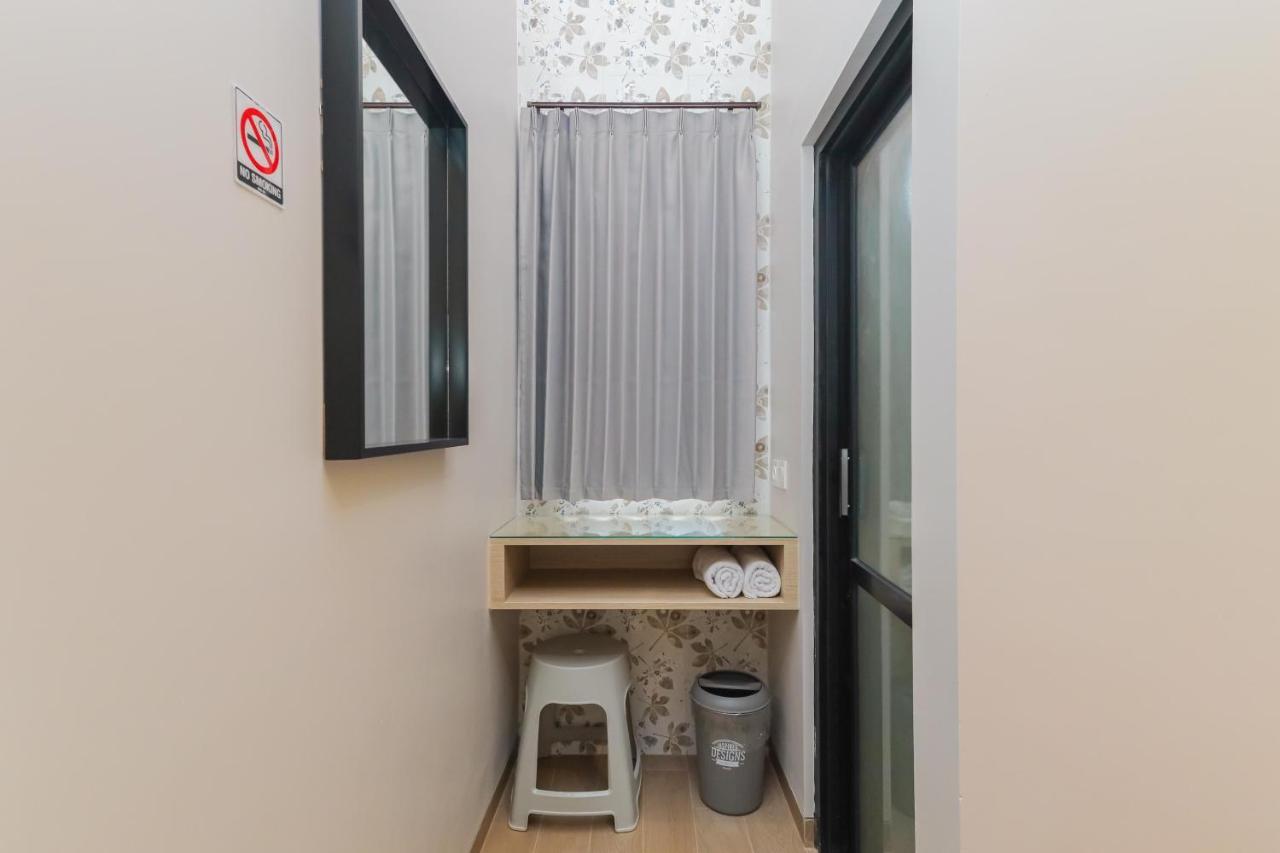 Sans Hotel Clover Ace Surabaya By Reddoorz Exterior foto