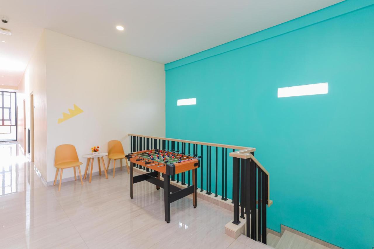 Sans Hotel Clover Ace Surabaya By Reddoorz Exterior foto