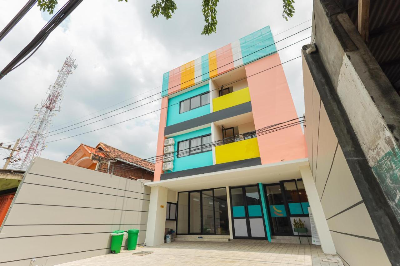Sans Hotel Clover Ace Surabaya By Reddoorz Exterior foto