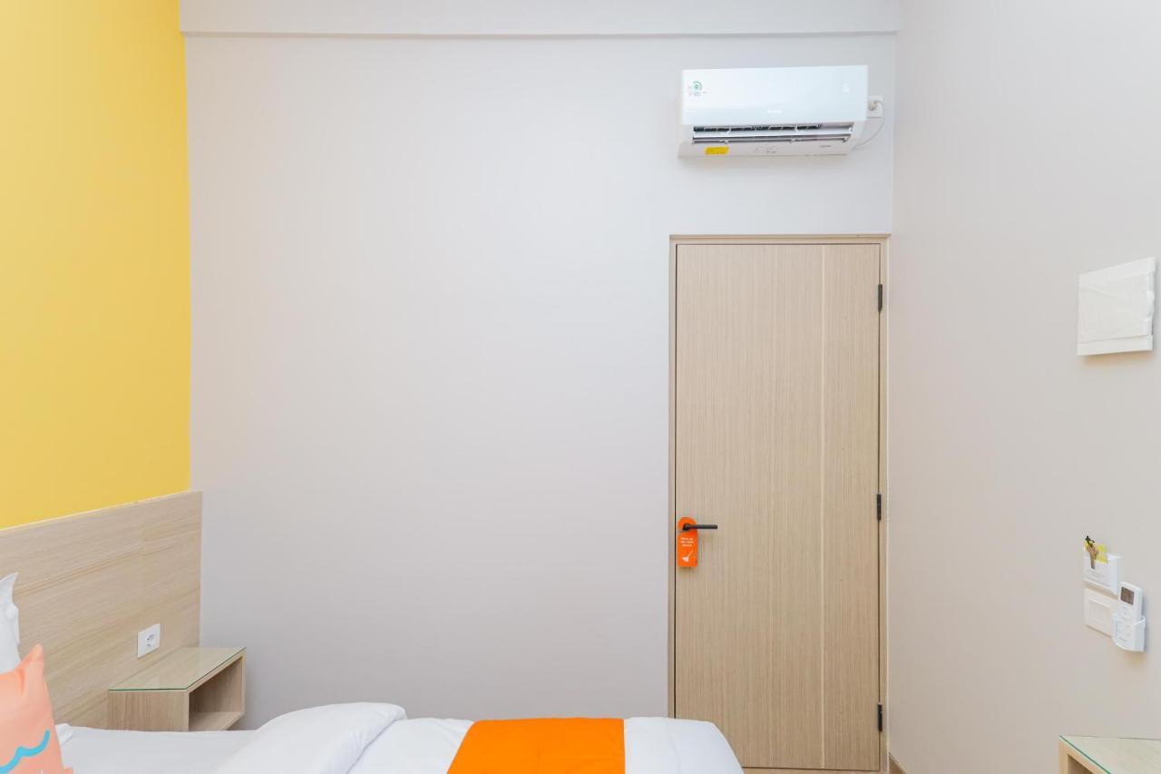 Sans Hotel Clover Ace Surabaya By Reddoorz Exterior foto
