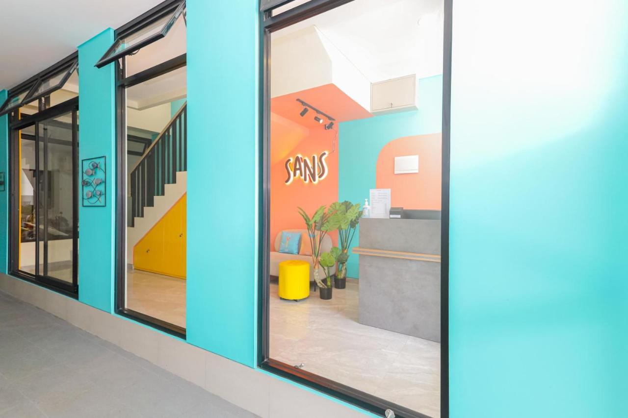 Sans Hotel Clover Ace Surabaya By Reddoorz Exterior foto