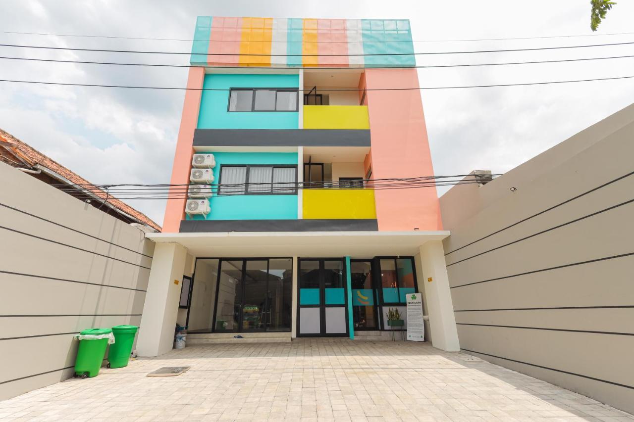 Sans Hotel Clover Ace Surabaya By Reddoorz Exterior foto