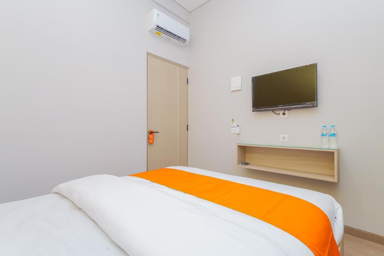 Sans Hotel Clover Ace Surabaya By Reddoorz Exterior foto