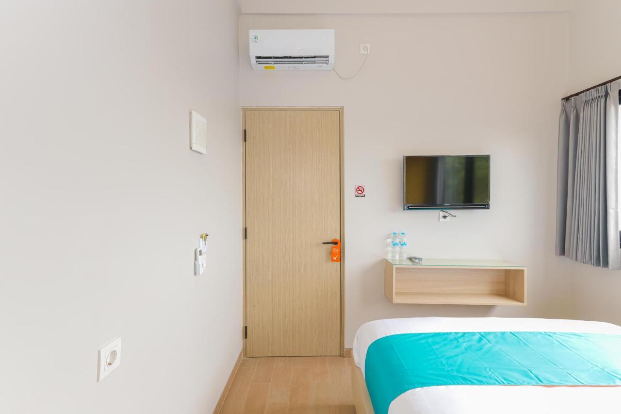 Sans Hotel Clover Ace Surabaya By Reddoorz Exterior foto