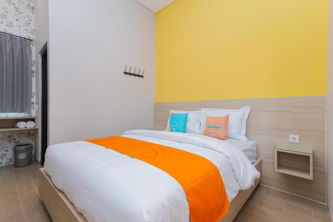 Sans Hotel Clover Ace Surabaya By Reddoorz Exterior foto