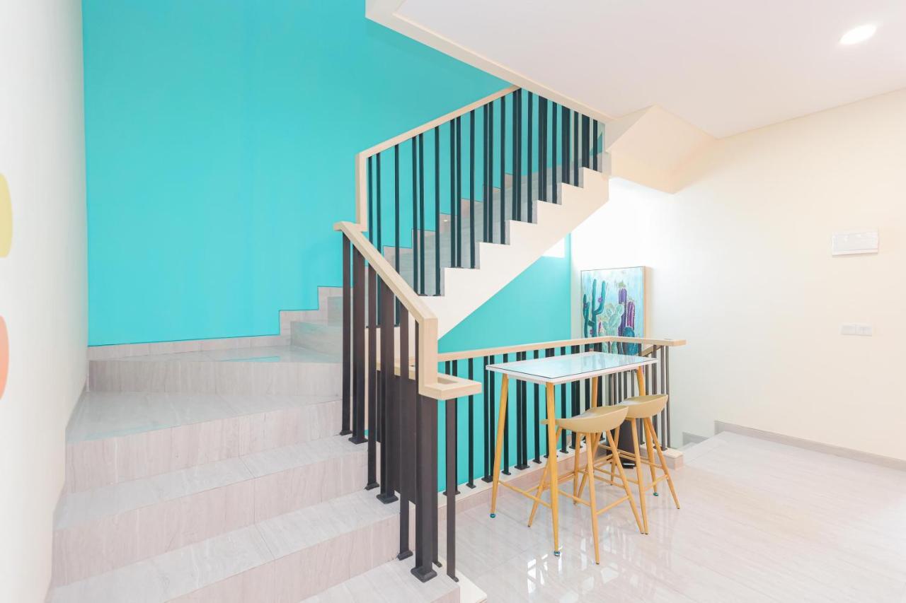 Sans Hotel Clover Ace Surabaya By Reddoorz Exterior foto